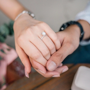 Nhẫn Cầu Hôn Đeo Ngón Nào Mới Đúng?
