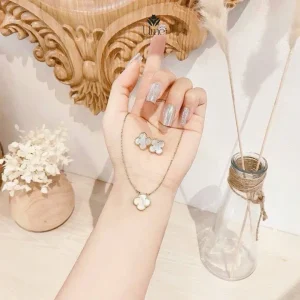 Set trang sức hoa bốn cánh